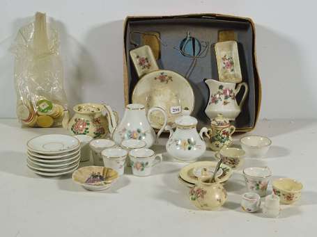 Lot d'accessoires en porcelaine dont service de 