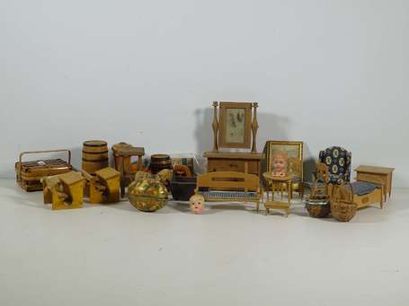 Lot d'accessoires en bois et divers 