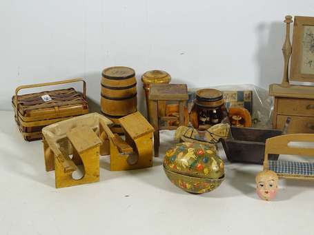 Lot d'accessoires en bois et divers 