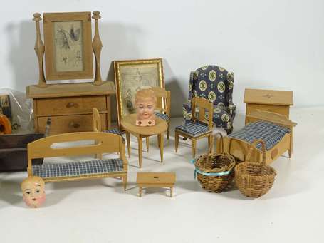 Lot d'accessoires en bois et divers 