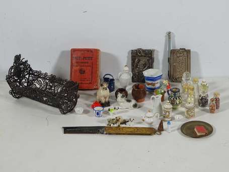 Lot d'accessoires miniatures dont lit en argent, 