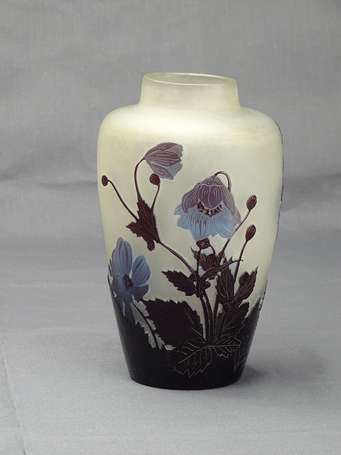 GALLE Emile - Vase en verre multicouche à décor 