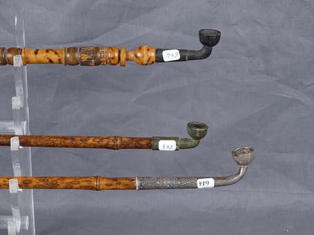 Trois anciennes pipes à tabac en bambou ivoire et 