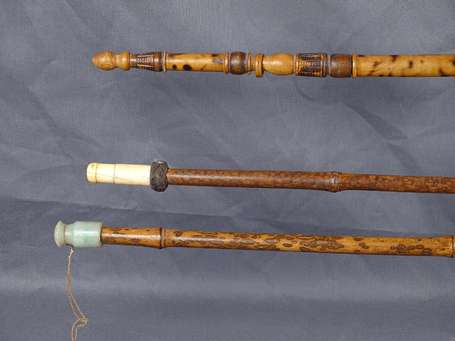 Trois anciennes pipes à tabac en bambou ivoire et 