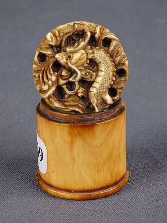 Ancienne boîte à opium tubulaire en ivoire, le 
