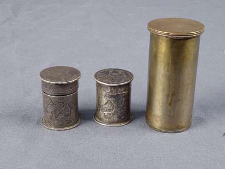 Trois anciennes boîtes à opium tubulaires dont les