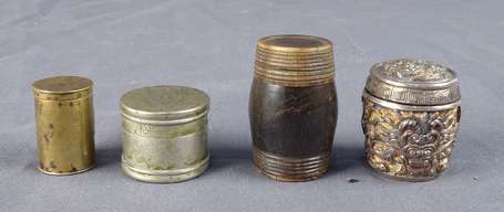 Quatre anciennes petites boîtes à opium dont deux 