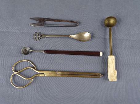 Deux anciennes paires de ciseaux à mèche, et deux 