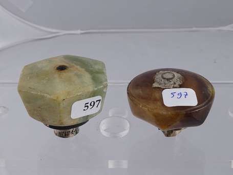 Deux anciens petits fourneaux de pipe à opium en 