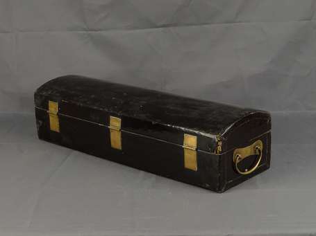 Ancien grand coffre oreiller en cuir laqué noir 