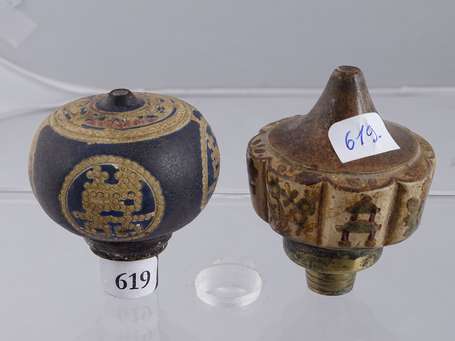 Deux anciens fourneaux de pipe à opium, l'un 