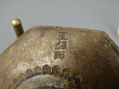 Ancienne pipe à opium en bambou laqué rouge, aux 