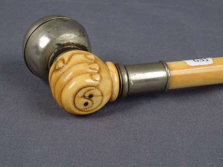 Ancienne pipe à opium en ivoire, le porte fourneau