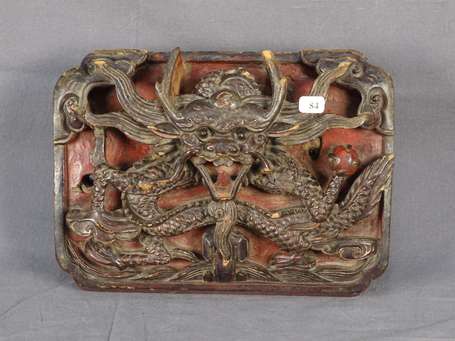 CHINE Panneau en bois laqué sculpté d'un dragon 
