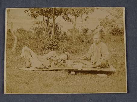 Photo d'un fumeur d'opium en plein air vers 1900. 