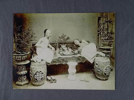 Photo de deux fumeurs d'opium chinois vers 1900. 