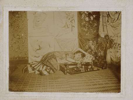 Photo de fumeuse d'opium allongée. Chine. 