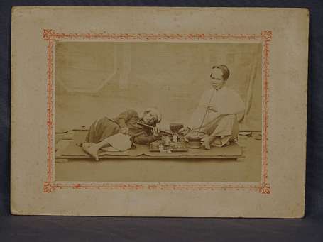 Photo de deux fumeurs d'opium. Chine 1900. 