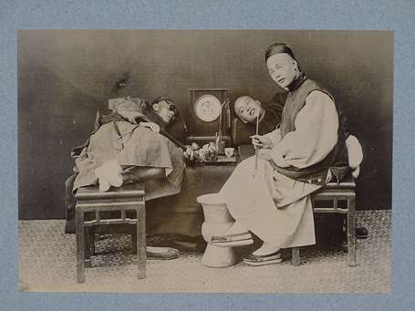 Photo d'une scène de fumerie à trois personnages. 