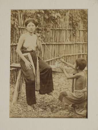 Photo d'une fumeuse de pipe à eau. Chine vers 1900