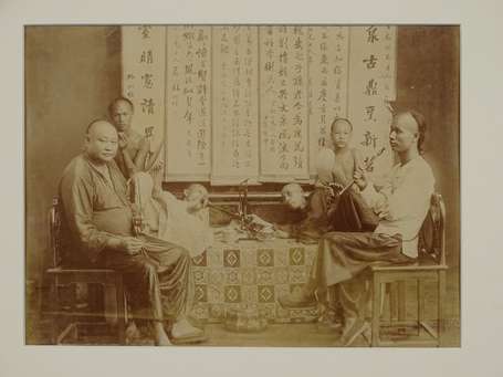 Photo d'un groupe de six fumeurs d'opium chinois. 