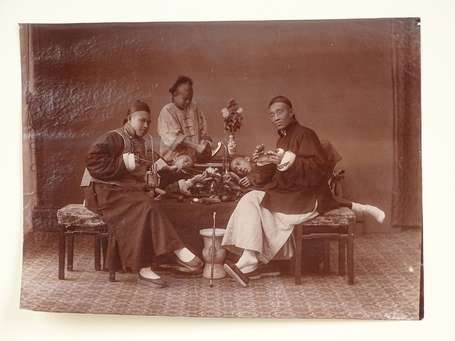 Photo d'un groupe de fumeurs d'opium chinois vers 