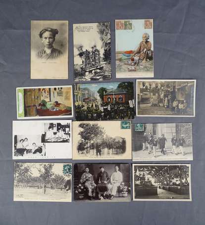 Douze cartes postales représentant diverses 