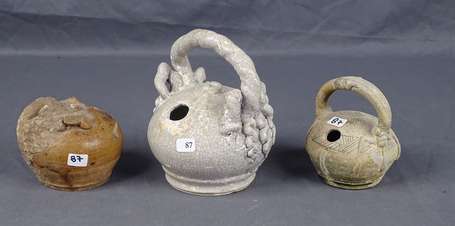 Trois anciens pots à chaux en céramique avec anse,