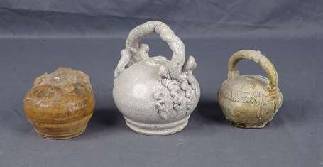 Trois anciens pots à chaux en céramique avec anse,