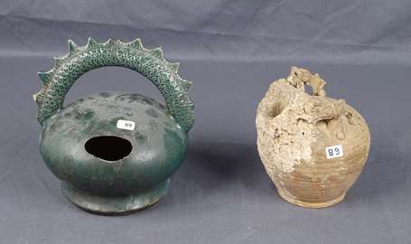 Deux anciens pots à chaux en céramique, l'un en 