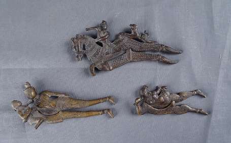 Trois anciens coupes bétel en bronze et métal 