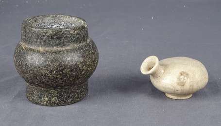 Mortier à chaux en pierre et petit pot en 