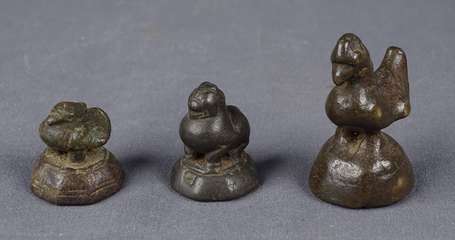 Trois poids à opium en bronze. Poules. Patine 