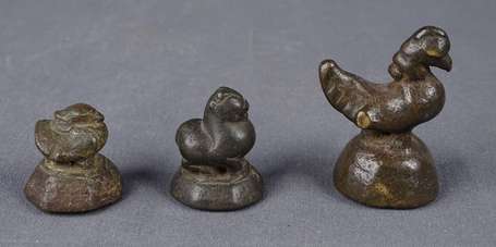 Trois poids à opium en bronze. Poules. Patine 