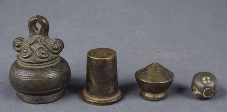 Trois poids à opium en bronze, non figuratifs. H 1