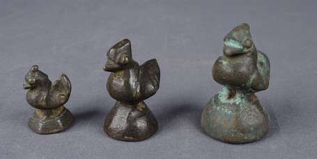 Trois poids à opium en bronze. Poules. H 4 à 6 cm.