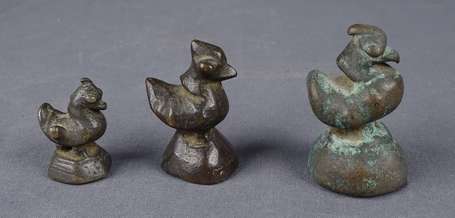 Trois poids à opium en bronze. Poules. H 4 à 6 cm.