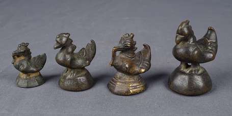 Quatre poids à opium en bronze. Oiseaux ou canards