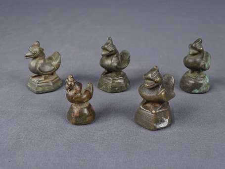 Cinq poids à opium en bronze. Oiseaux ou canards. 