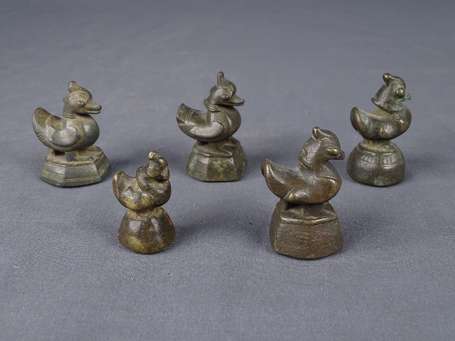 Cinq poids à opium en bronze. Oiseaux ou canards. 