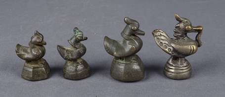 Quatre poids à opium en bronze. Lions Singha. H 4 