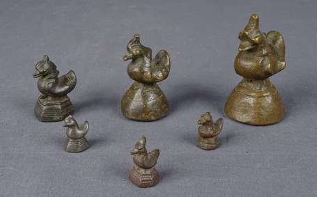 Six poids à opium en bronze. Lions Singha. H 2 à 7