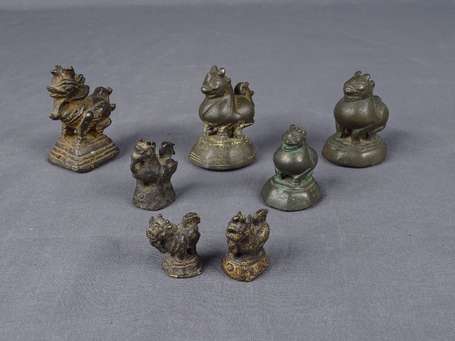 Sept poids à opium en bronze. Lions Singha. Patine