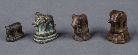 Quatre anciens poids à opium en bronze. Eléphants.