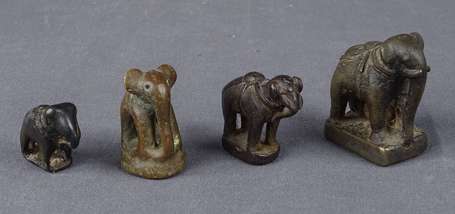 Suite de 4 éléphants en bronze, poids que l'on ne 