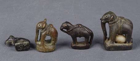 Suite de 4 éléphants en bronze, poids que l'on ne 