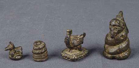 Quatre anciens poids à opium en bronze. Dindon, 
