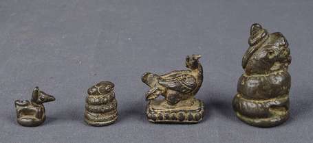 Quatre anciens poids à opium en bronze. Dindon, 