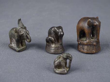 Quatre anciens poids à opium en bronze. Eléphants.
