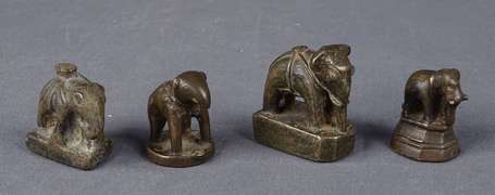 Quatre anciens poids à opium en bronze. Eléphants.